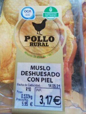 Pollo rural con piel