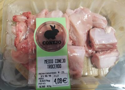 Medio conejo troceado
