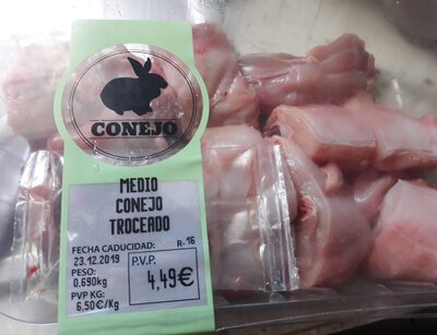Medio conejo troceado