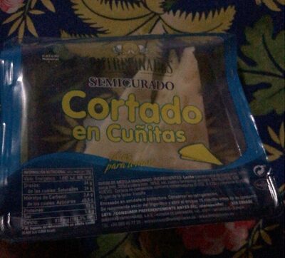 Enqueso semi curado cortado en cuñitas