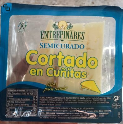 Queso semicurado cortado en cuñitas