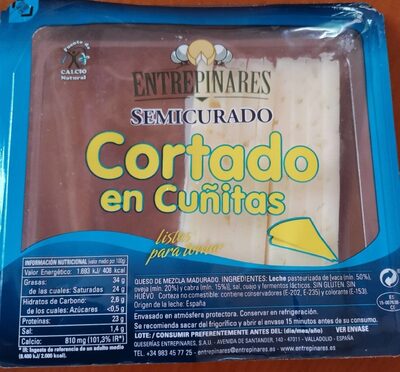 Queso demicurado cortado en cuñitas