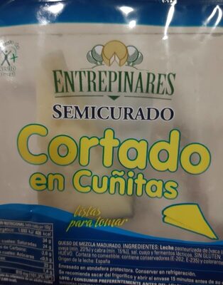 Queso semicurado cortado en cuñitas