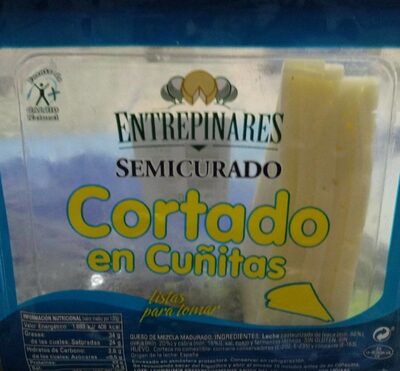 Queso semicurado cortado en cuñitas