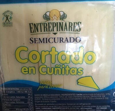 Queso semicurado cortado en cuñitas