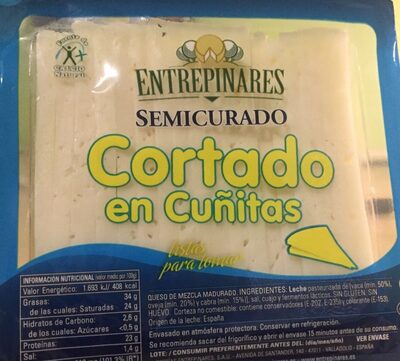 Queso semicurado cortado en cuñitas