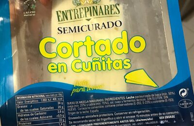 Queso semicurado cortado en cuñitas