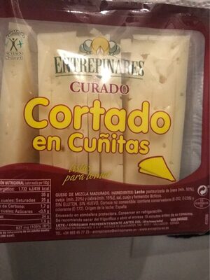 Queso curado cortado en cuñitas