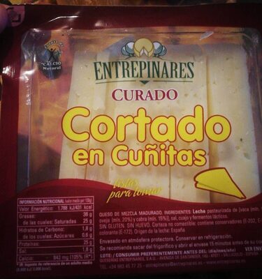 Queso curado cortado