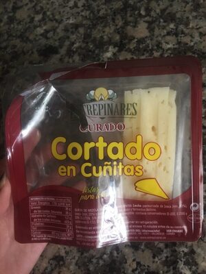 Queso curado cortado en cuñitas