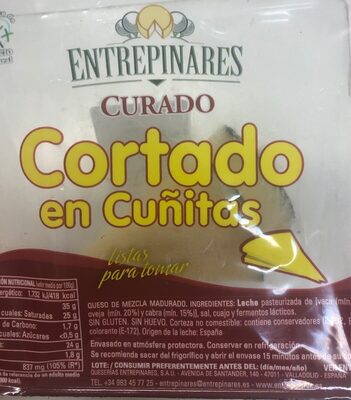 Queso curado cortado en cuñitas