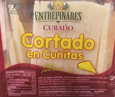 Queso curado cortado a cuñas