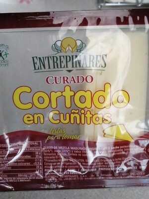 Queso curado en cuñas