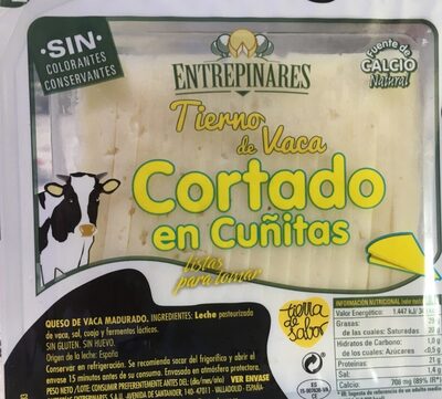 Queso tierno de vaca cortado en cuñitas