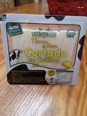 Queso tierno de vaca cortado en cuñitas