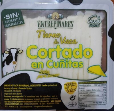 Queso tierno de vaca cortado en cuñitas