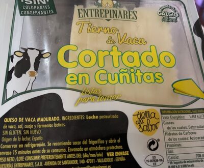 Queso tierno de vaca cortado en cuñitas