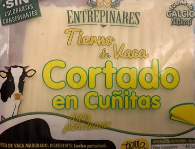 Queso tierno de vaca cortado en cuñitas
