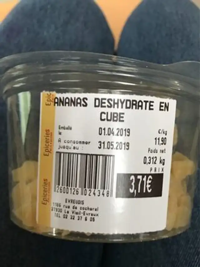 Ananas deshydrate en cube