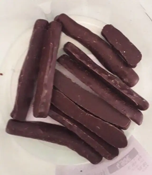Écorces d'orange enrobées au chocolat noir