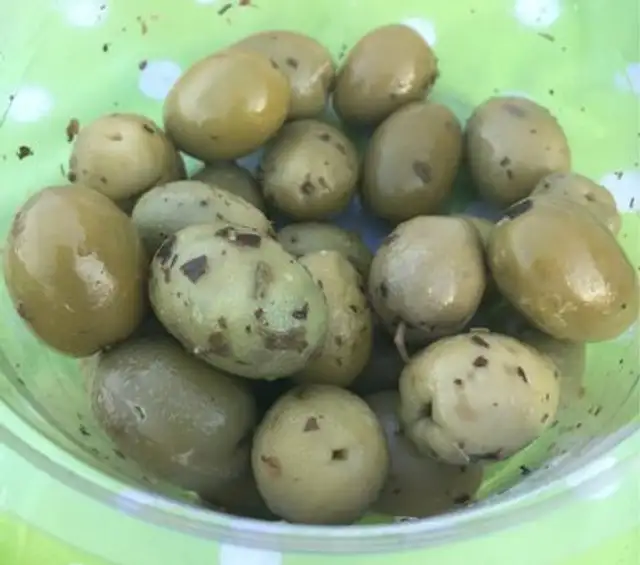 Olives cassées au basilic