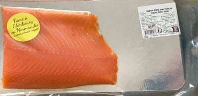 Saumon fumé non tranché coupe avec peau