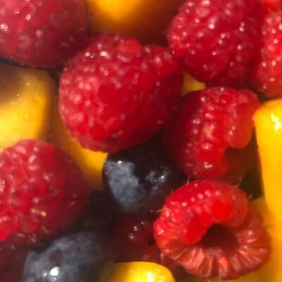Salade de fruits mangue myrtilles framboises