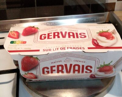 Yaourt onctueux sur lit de fraises