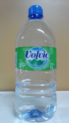 bouteille d'eau minérale Volvic