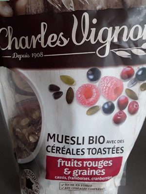 Muesli bio avec des céréales toastées fruits rouges et graines