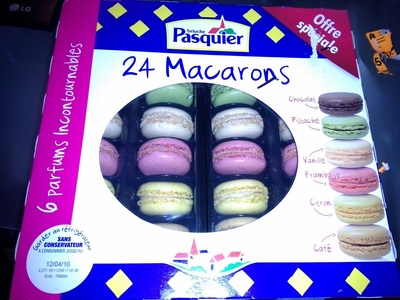 24 macarons