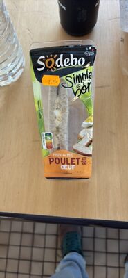 Sandwich au pain de mie (54%) garni de poulet rôti traité en saison (16%) et d'œuf (13%)