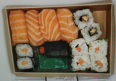 Assortiment sushis saumon Fjords Norvège, transformé en France, barquette 12 pièces front packaging