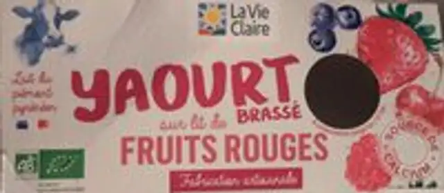Yaourt brassé sur lit de fruits rouges