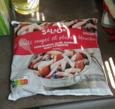 Salades de fruits rouges et pêches blanches