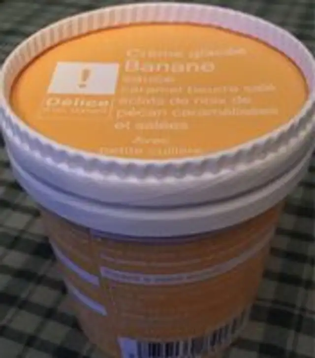 Crème Glacée Banane, Sauce Caramel Beurre Salé, Éclats de Noix de Pécan Caramélisées et Salées