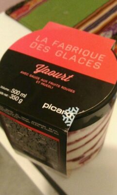 Yaourt avec sauce aux fruits rouges et muesli