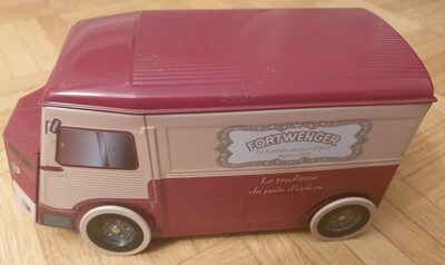 Assortiment de petits fours et langues en pain d'épices