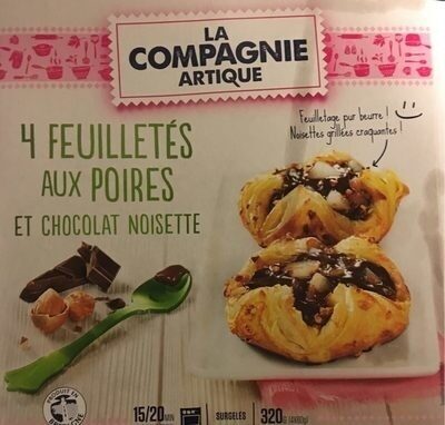 Panier feuilleté doré et décoré de noisettes hachées grillées garni de poires au sirop, chocolat et pâte de noisette, surgelé.