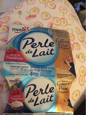 Perle de lait sur lit de framboise