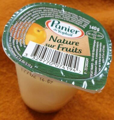 Panier de yoplait nature sur fruits