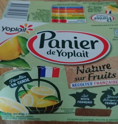 Panier de Yoplait nature sur fruits récoltes françaises