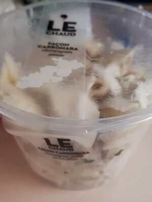 Plat cuisine à base de pâtes, champignons et lardons fumés