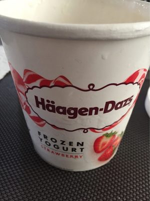 Crème glacée au yaourt et morceaux de fraises front packaging