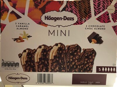 Mini bombón helado de chocolate con almendras