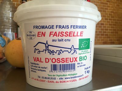 Fromage frais fermier en faisselle au lait cru