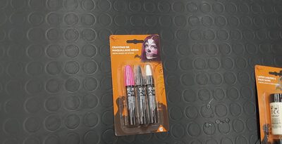 Crayon de maquillage néon - à transférer à openbeautyfacts.org