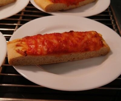 Pizza au fromage précuite surgelée en bande avec deux entames