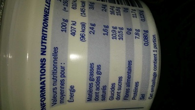 Encas riche en protéines sur lit de fraise