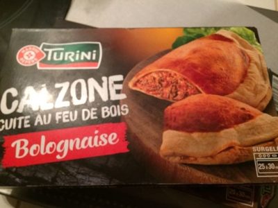Pizza calzone bolognaise